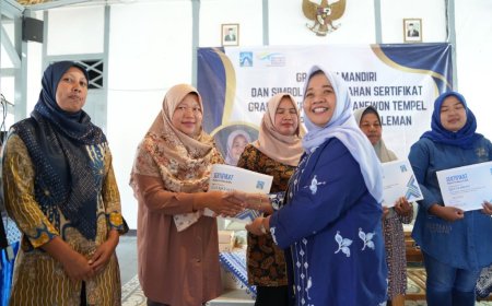 Bupati Sleman Menyerahkan 59 Sertifikat Graduasi KPM PKH Kapanewon Tempel