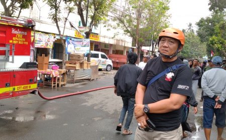 Tim Damkar Berjibaku Memadamkan Api yang Membakar Pasar Kutoarjo