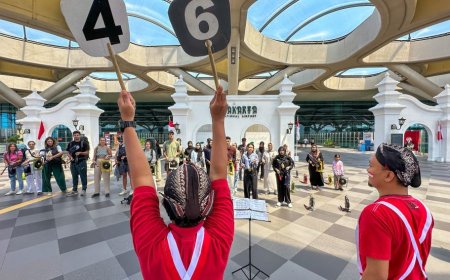 Semarak HUT RI di Bandara, Wisatawan Asing Main Gamelan
