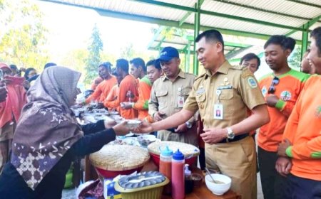 Bupati Gunungkidul Makan Bersama Tenaga Kebersihan di Kawasan Pembuangan Sampah