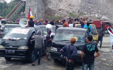 Ratusan Orang Unjuk Rasa di Kantor Pemda Bantul