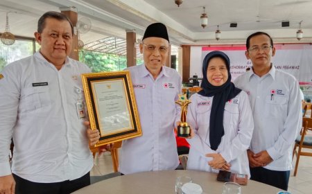 Sunartono Terima Penghargaan Tenaga Medis dan Tenaga Kesehatan Teladan 2024