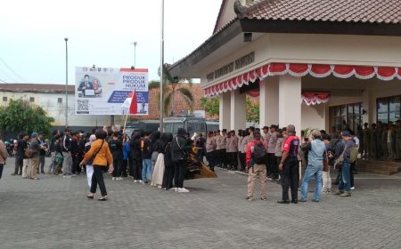 Mahasiswa Unjuk Rasa di Gedung DPRD Kebumen