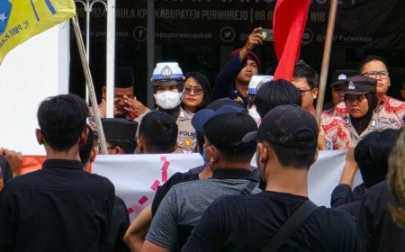 Aliansi Masyarakat Sipil Gelar Aksi di KPU Purworejo