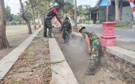 Koramil Prambanan dan Warga Bersihkan Lapangan Desa Geneng 