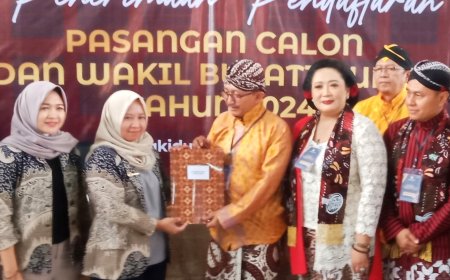 Pasangan Endah - Joko Mendaftar Hari Pertama ke KPU Gunungkidul