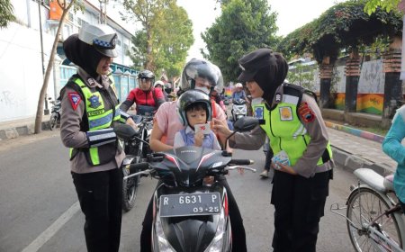 Polwan Berbagi Susu kepada Pengguna Jalan