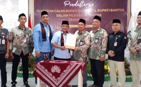 Diiringi Kirab, Joko - Rony Mendaftar ke KPU Bantul