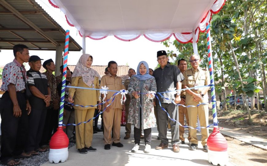 Bupati Kustini Meresmikan Sepuluh Hasil Kegiatan Padat Karya