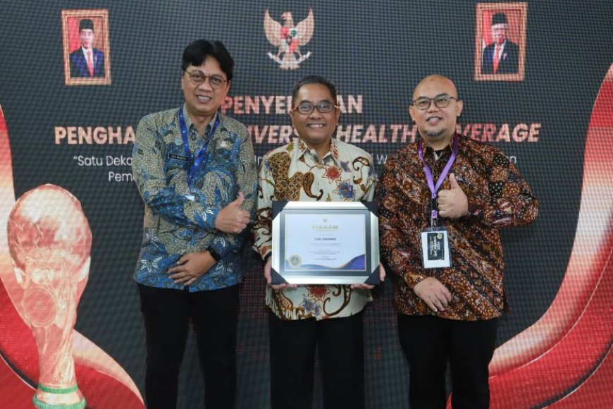 Pemkab Kebumen Menerima UHC Award dari Kemenko PMK