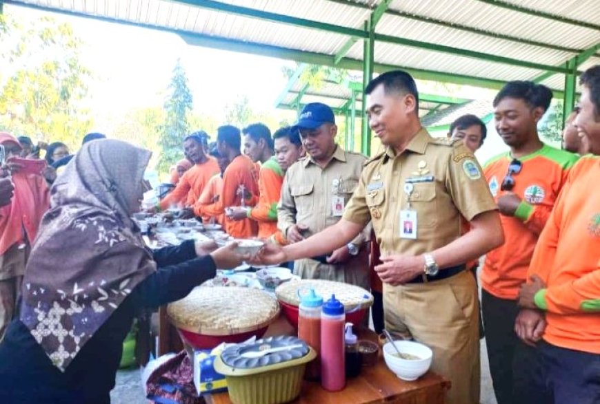 Bupati Gunungkidul Makan Bersama Tenaga Kebersihan di Kawasan Pembuangan Sampah