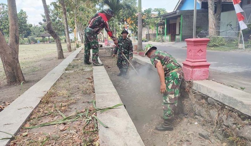 Koramil Prambanan dan Warga Bersihkan Lapangan Desa Geneng 