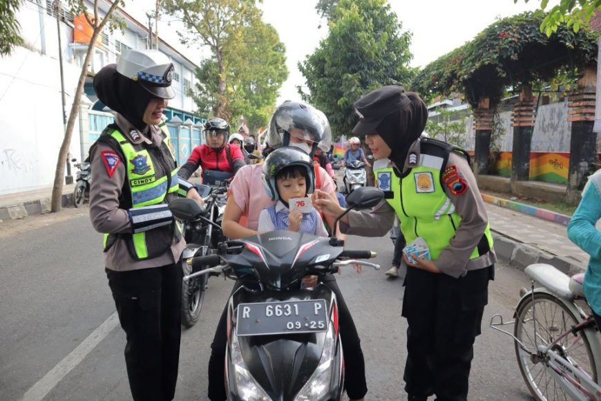 Polwan Berbagi Susu kepada Pengguna Jalan