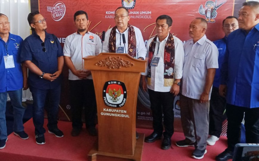 Sutrisna - Sumanto Mendaftar Hari Kedua di KPU Gunungkidul