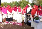 Majelis Taklim Perempuan IPHI Pandak Nyekar ke Taman Makam Pahlawan
