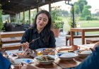 Hyatt Regency Yogyakarta Menawarkan Sensasi Kuliner Seafood di Tepi Lapangan Golf