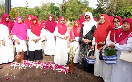 Majelis Taklim Perempuan IPHI Pandak Nyekar ke Taman Makam Pahlawan
