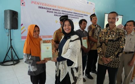 Warga Terdampak Jalan Prambanan – Lemahbang Menerima Sertifikat Tanah
