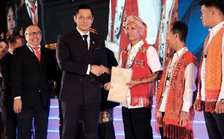 Tempuh Ribuan Kilometer ke Bandung, Masyarakat Hukum Adat Kapuas Hulu Terima Sertipikat dari Menteri AHY