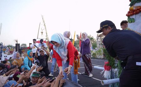 Warga Arak Delapan Gunungan, Ramaikan Festival Candi Kembar di Desa Bugisan Prambanan 