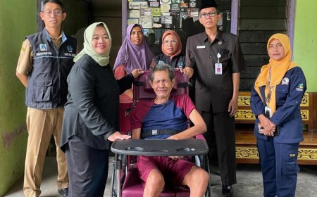 Bupati Sleman Beri Bantuan Kursi Roda untuk Warganya yang Sakit