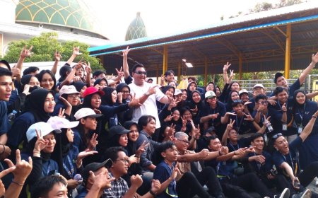 Ndarboy Genk Hibur Mahasiswa Baru UMBY