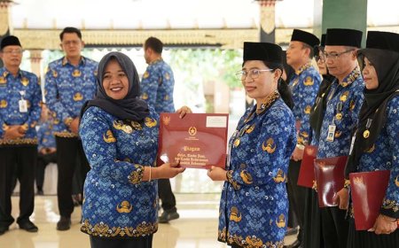 141 PNS Menerima Penghargaan Satyalancana Karya Satya