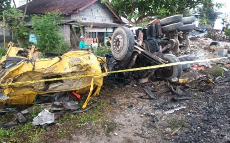 Terobos Palang Pintu,Truk Molen Hancur Ditabrak Kereta Api di Sedayu