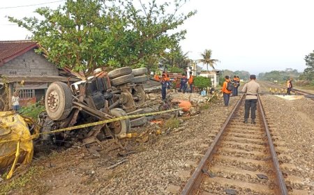Truk Molen Ditabrak Kereta Api di Sedayu, KAI Rugi Rp 2 Miliar