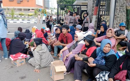 Menolak Dipindah Paksa Ratusan Pedagang Pasar Godean Mengadu ke DPRD Sleman