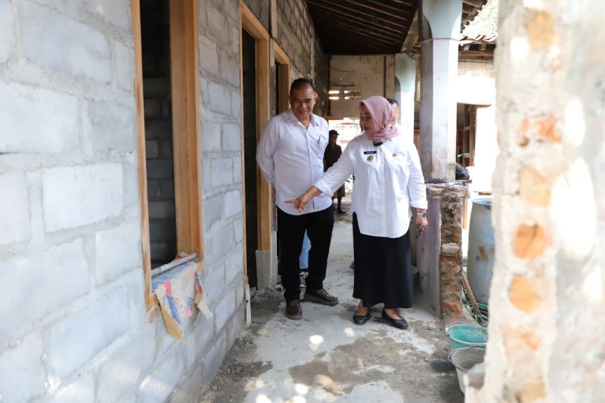 Kustini Serahkan Buku Tabungan RTLH untuk Warga Godean