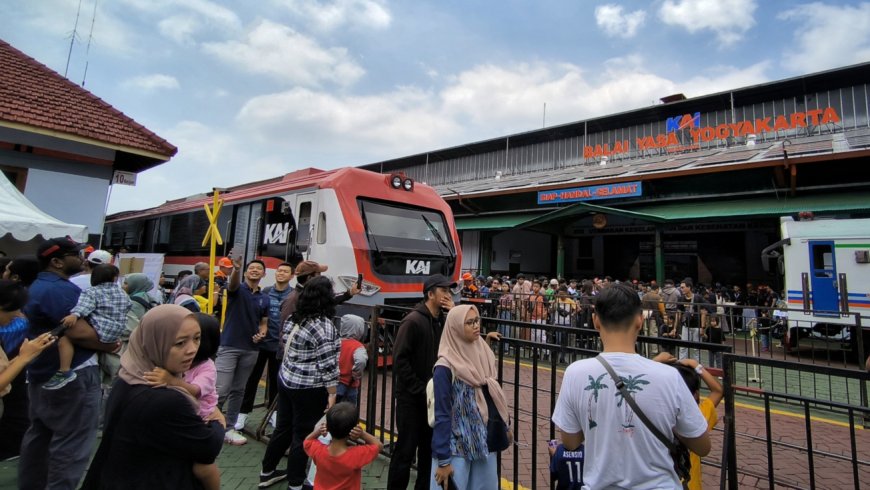 Ribuan Wisatawan Antri Panjang di Jogja Spoor Festival 2024