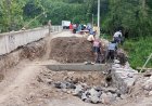 Warga Gotong-royong Memperbaiki Jembatan Sudimoro yang Ambrol