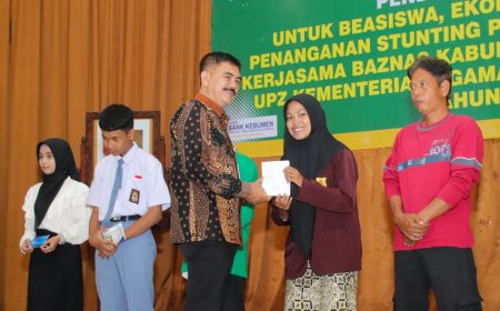 Baznas Kebumen Menyalurkan Beasiswa dan Bantuan Senilai Rp 1,3 Miliar