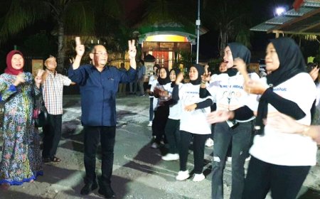 Diiringi Gejog Lesung Cabup Sutrisna Joget Bareng Ibu-Ibu di Playen