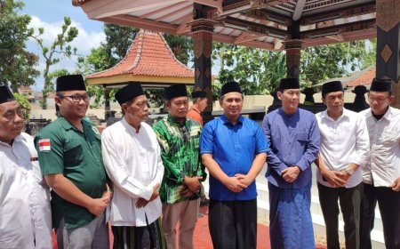 Gus Yasin Ziarah ke Makam Sarwo Edhie Wibowo di Purworejo