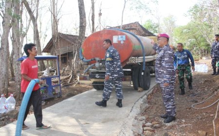 Bantu Warga, TNI AL Kirim Air Bersih 45 Ribu Liter ke Imogiri