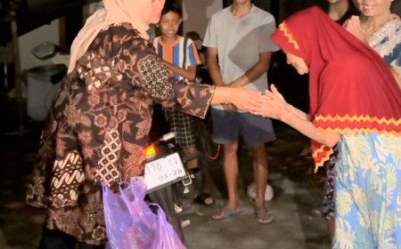 Gelap Gulita, Kustini Kunjungi Warga Sleman Korban Bencana Alam