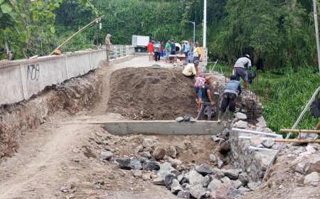 Warga Gotong-royong Memperbaiki Jembatan Sudimoro yang Ambrol