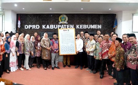 Seluruh Anggota DPRD Kebumen Menandatangani Komitmen Anti Korupsi
