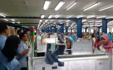 Joko-Rony Menyapa Pekerja Pabrik Garmen