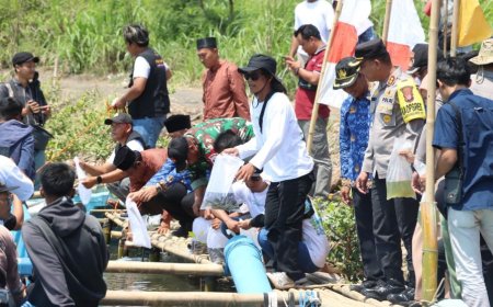 Dukung Pelestarian Lingkungan, Kapolres Kulonprogo Tebar Benih Ikan di Sungai Progo