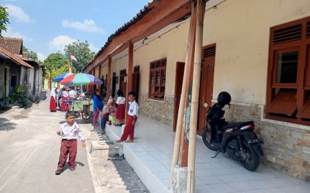 Terancam Ambruk, Teras SDN Kalitengah 1 Klaten Terpaksa Ditopang Bambu