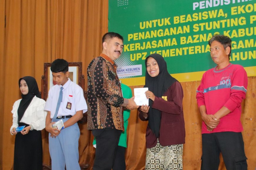 Baznas Kebumen Menyalurkan Beasiswa dan Bantuan Senilai Rp 1,3 Miliar