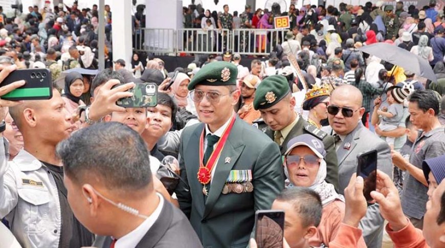 Bersama Presiden Jokowi dan Menteri Kabinet Indonesia Maju, Menteri AHY Hadiri Upacara Peringatan HUT TNI di Monas
