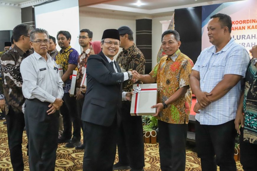 Pjs Bupati Sleman Menyerahkan LHP Kalurahan Tahun 2024