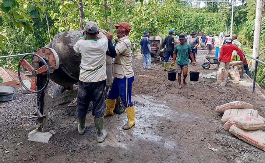 Kebut Pembangunan Jembatan Sudimoro, Pemdes Kerahkan Warga Bantu Pengecoran 