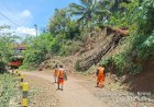 Jalan Tertutup Akibat Dapuran Bambu Ambrol di Desa Kapiteran