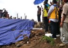 Nana Sudjana Menyerahkan Bantuan Korban Banjir Kebumen