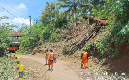 Jalan Tertutup Akibat Dapuran Bambu Ambrol di Desa Kapiteran